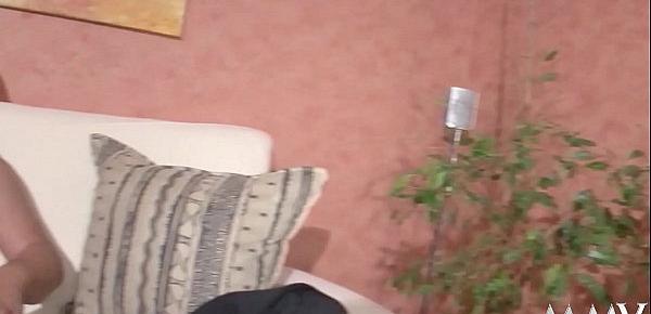 Die Nanny ist ein geiles Luder, da spritzt auch Sperma in das Puder